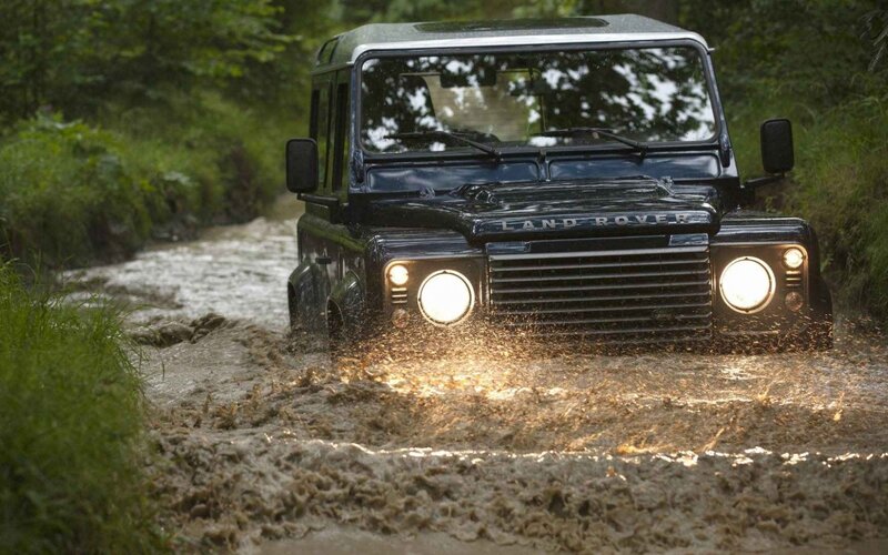 Black Land Rover in Mud — Dramatic