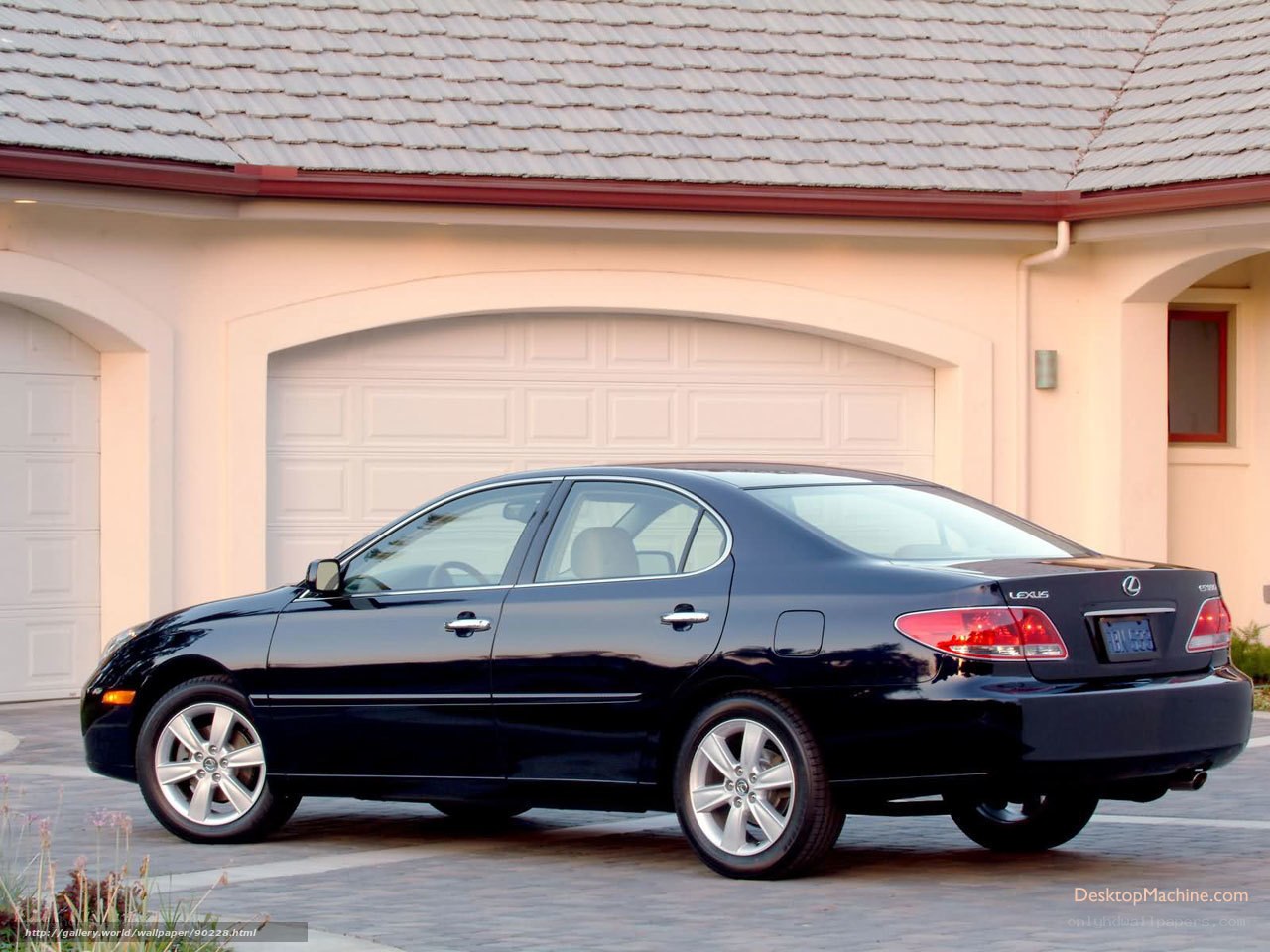 Black Lexus ES sedan