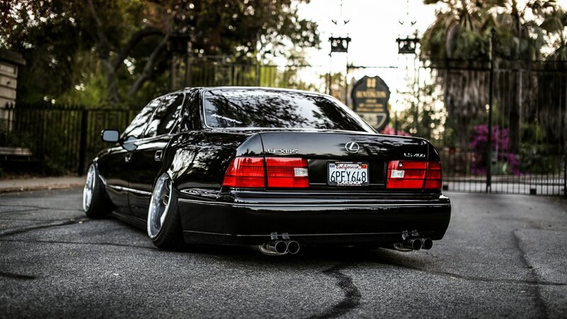 Black Lexus Ls400