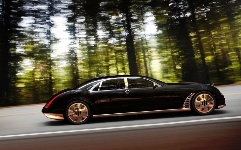 Black Luxury Car — Dynamic