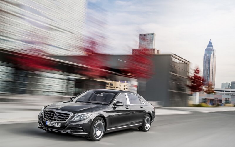 Black Luxury Sedan — Gray, Dynamic