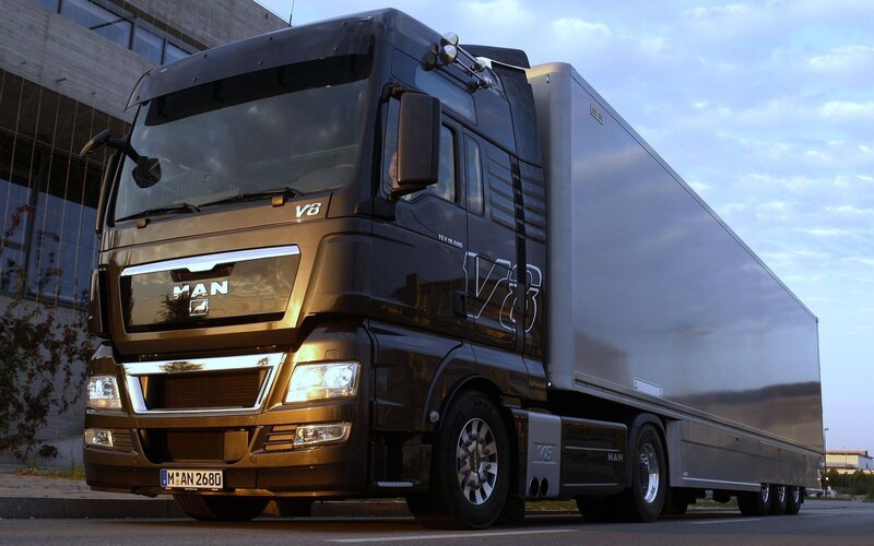 Black MAN V8 semi-truck