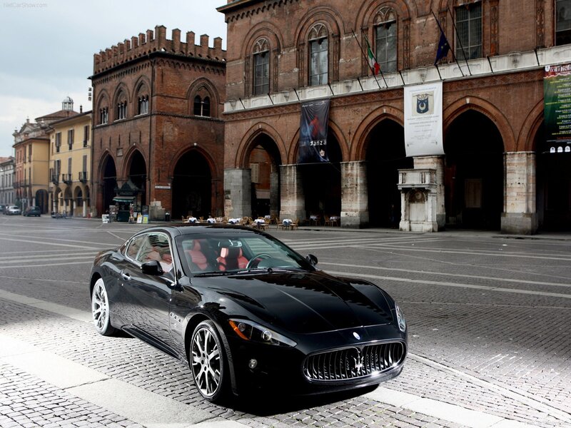 Black Maserati GranTurismo in Piazza