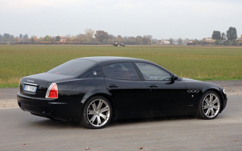 Black Maserati Quattroporte — Calm, Autumn
