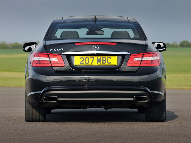 Black Mercedes-benz E500 — Calm
