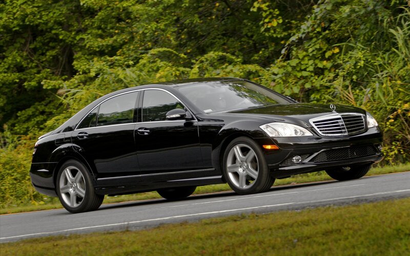 black mercedes-benz s550 driving