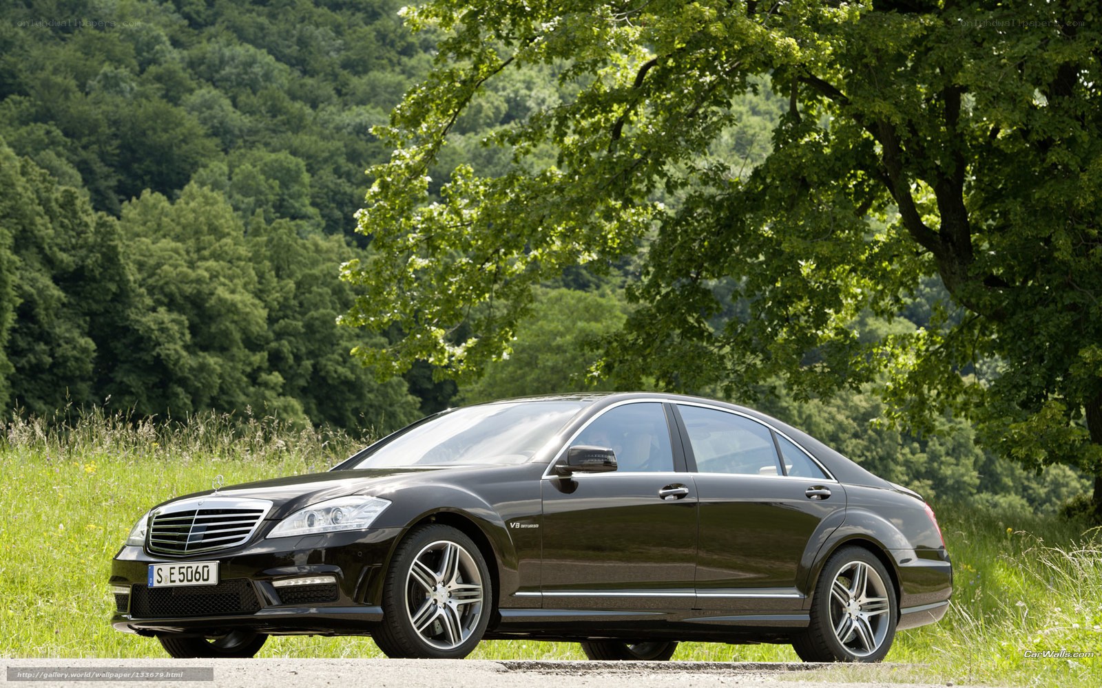Black Mercedes-Benz S63 AMG
