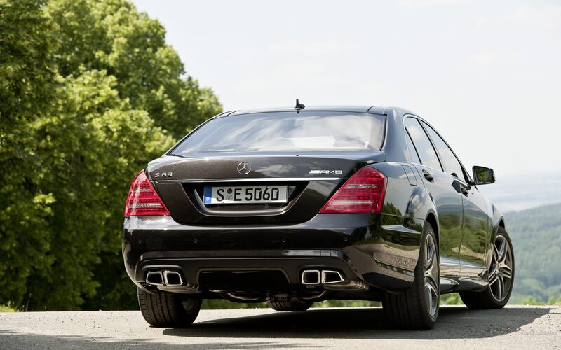 Black Mercedes-Benz S63 AMG