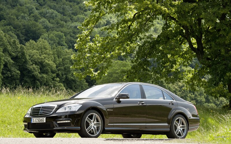 Black Mercedes-Benz S63 AMG