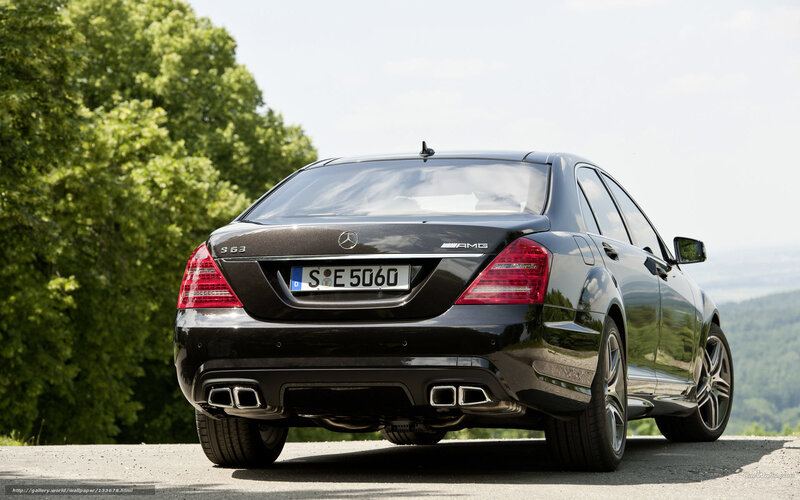 Black Mercedes-Benz S63 AMG