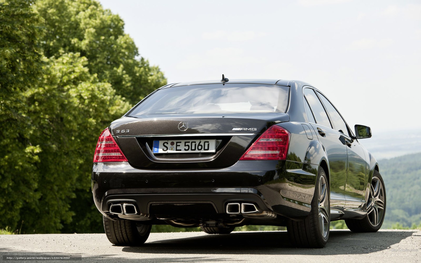 Black Mercedes-Benz S63 AMG