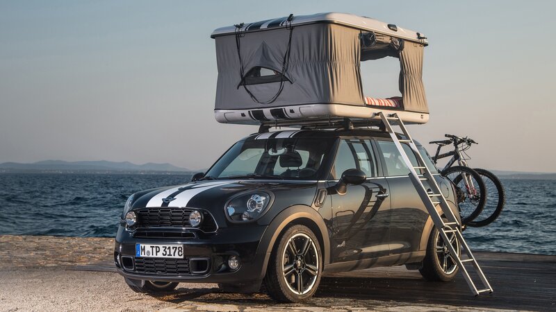 Black MINI Countryman with rooftop tent