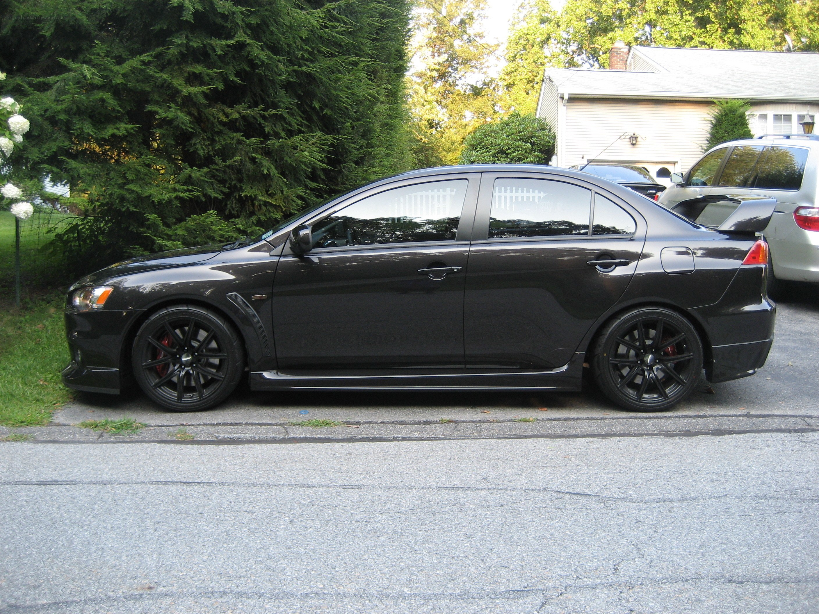 black mitsubishi lancer