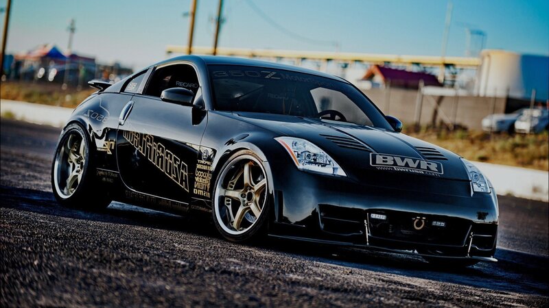 black nissan 350z on track