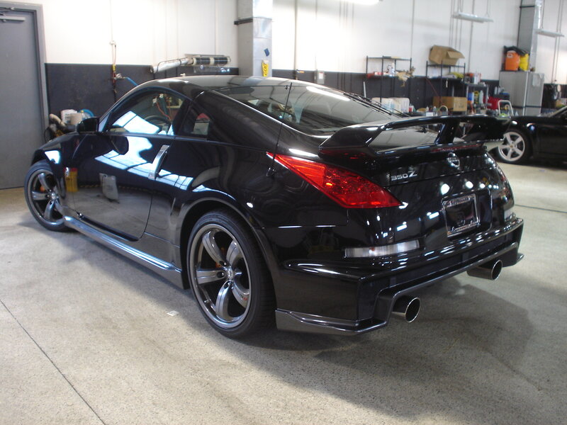 black nissan 350z sports car