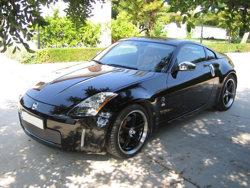 Black Nissan 350Z sports car