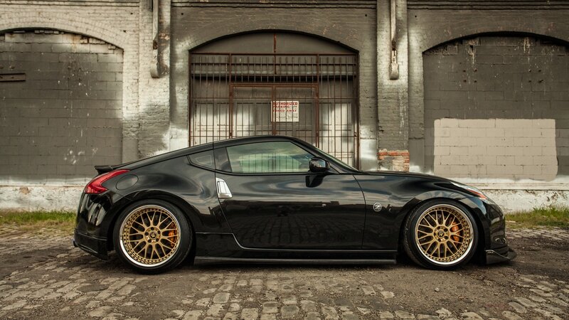black nissan 370z sports car