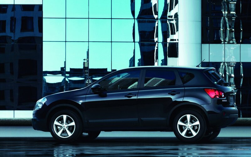 Black Nissan Dualis in urban setting