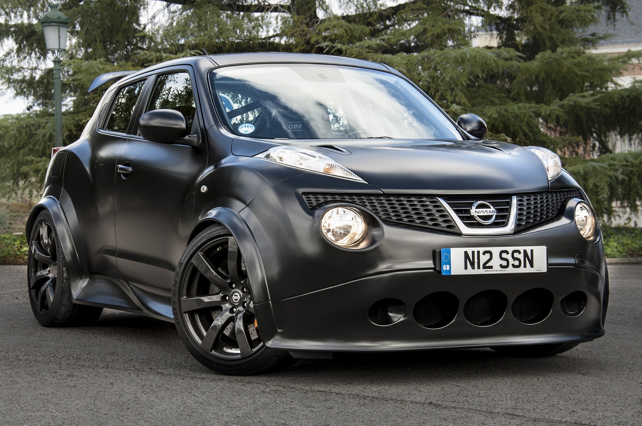 black nissan juke car