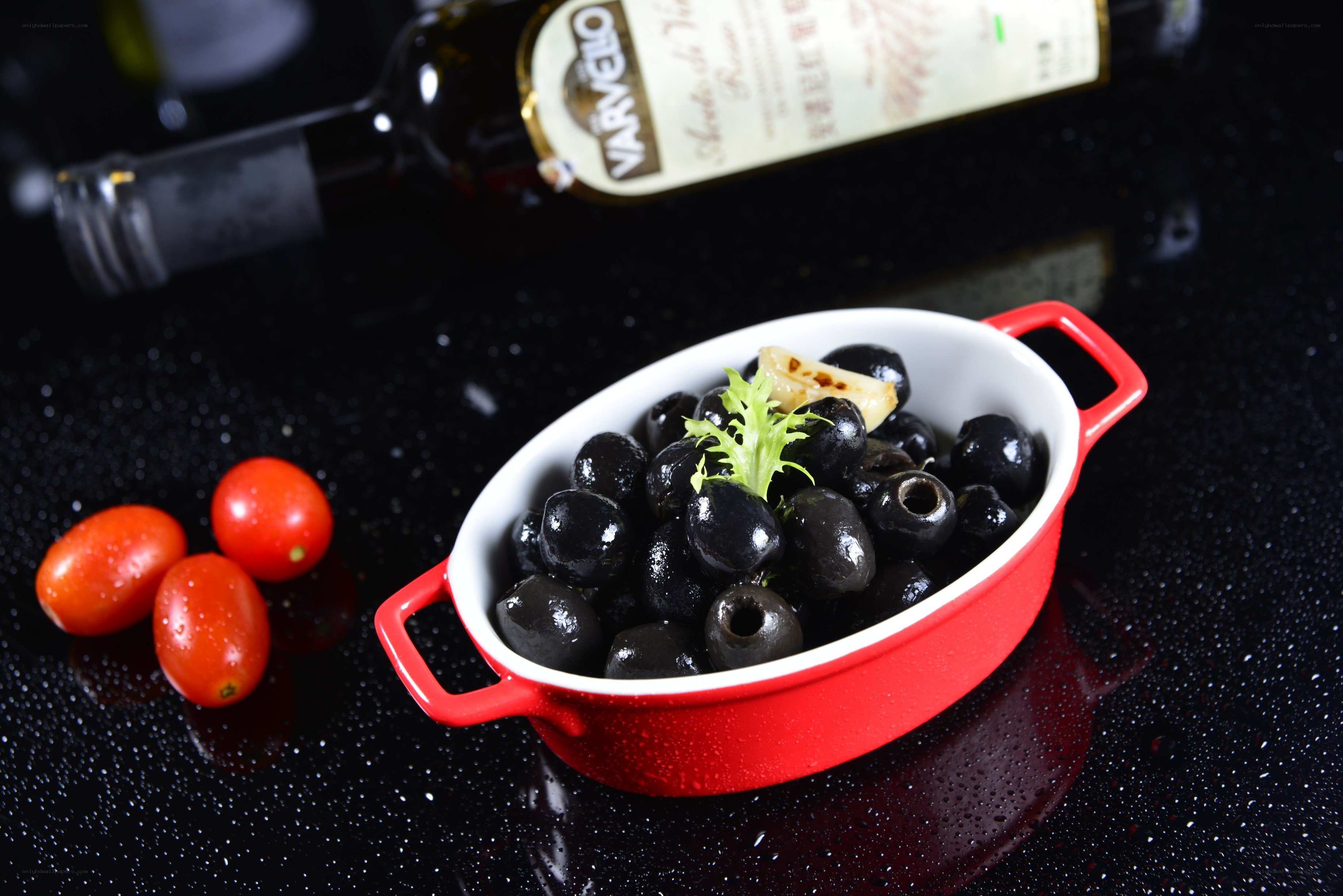 Black olives with cherry tomatoes