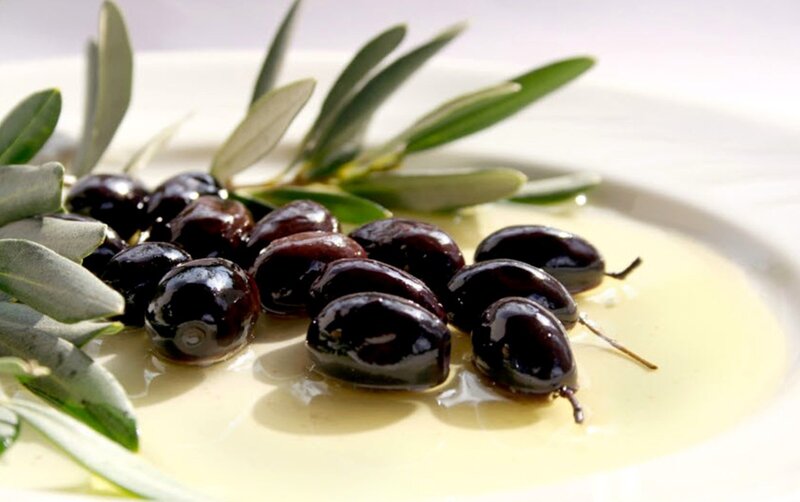 black olives with olive oil