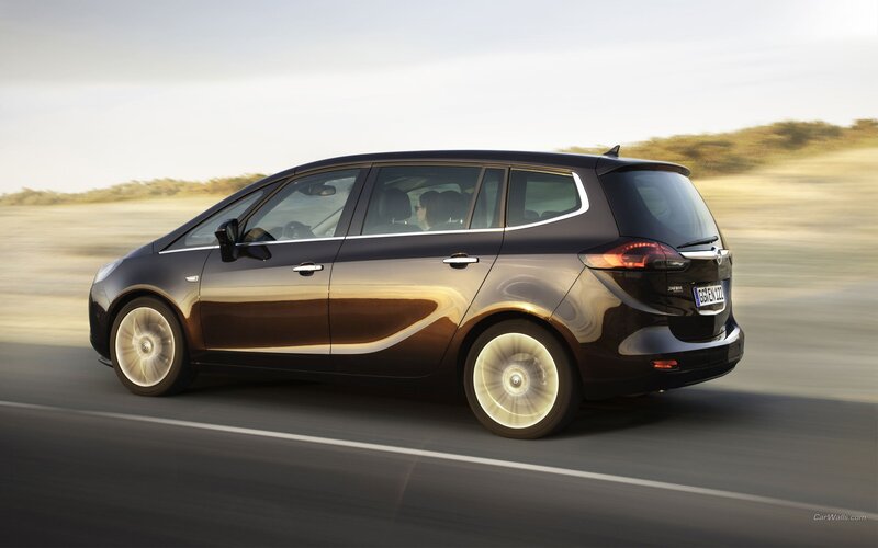 black opel zafira in motion