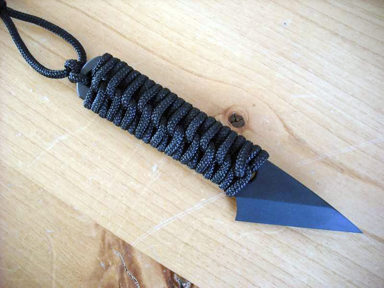 black paracord knife