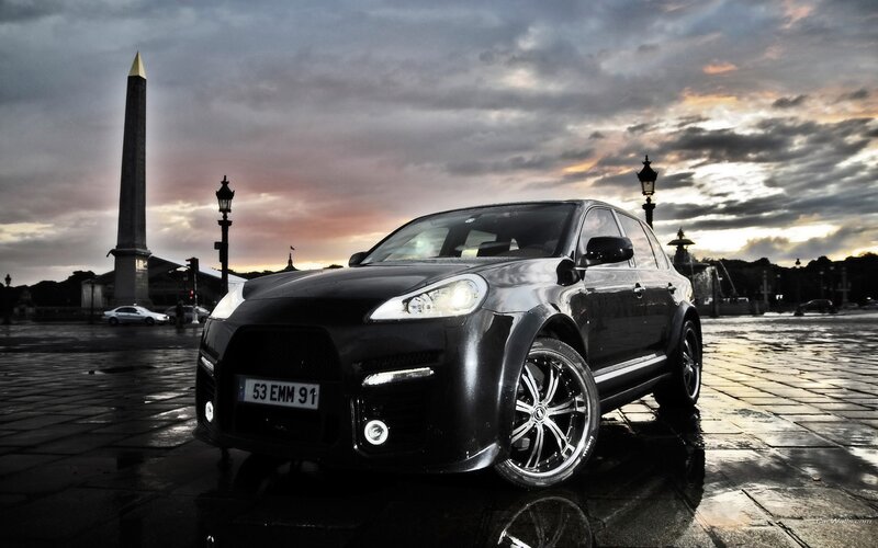 Black Porsche Cayenne at Place de la Concorde