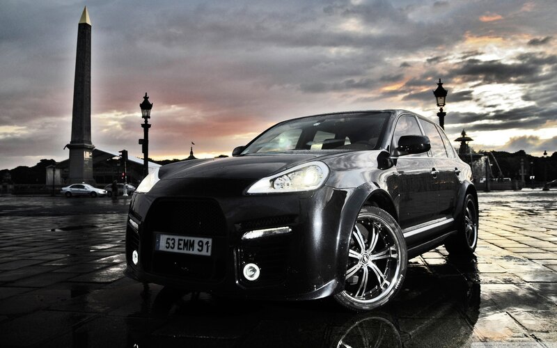 Black Porsche Cayenne at Place de la Concorde