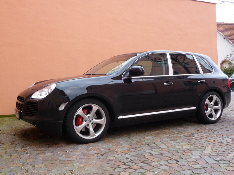 Black Porsche Cayenne — Calm