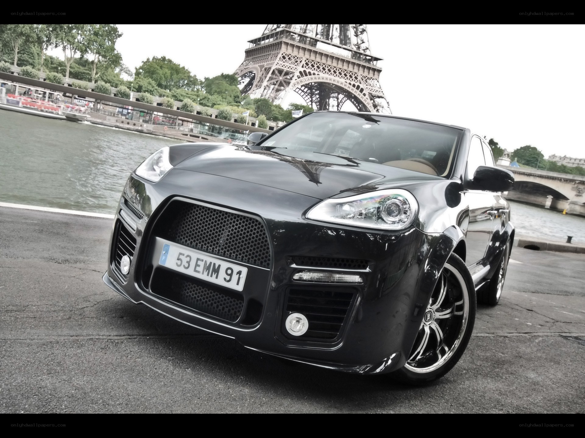 Black Porsche Cayenne in Paris