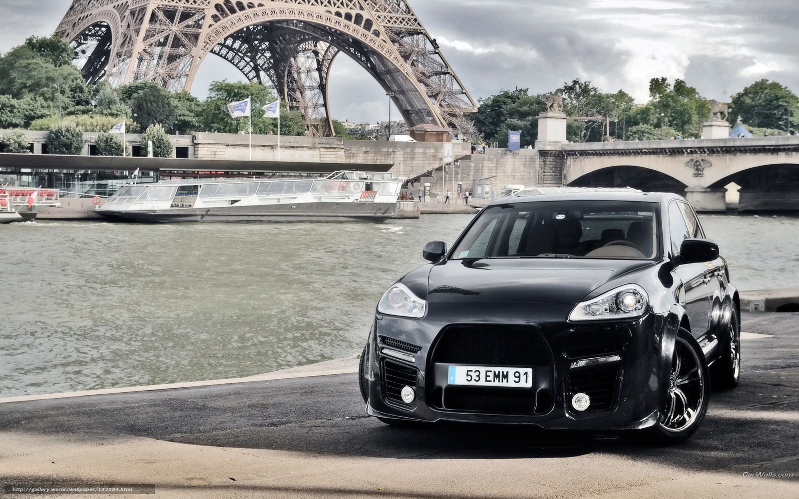 Black Porsche Cayenne in Paris
