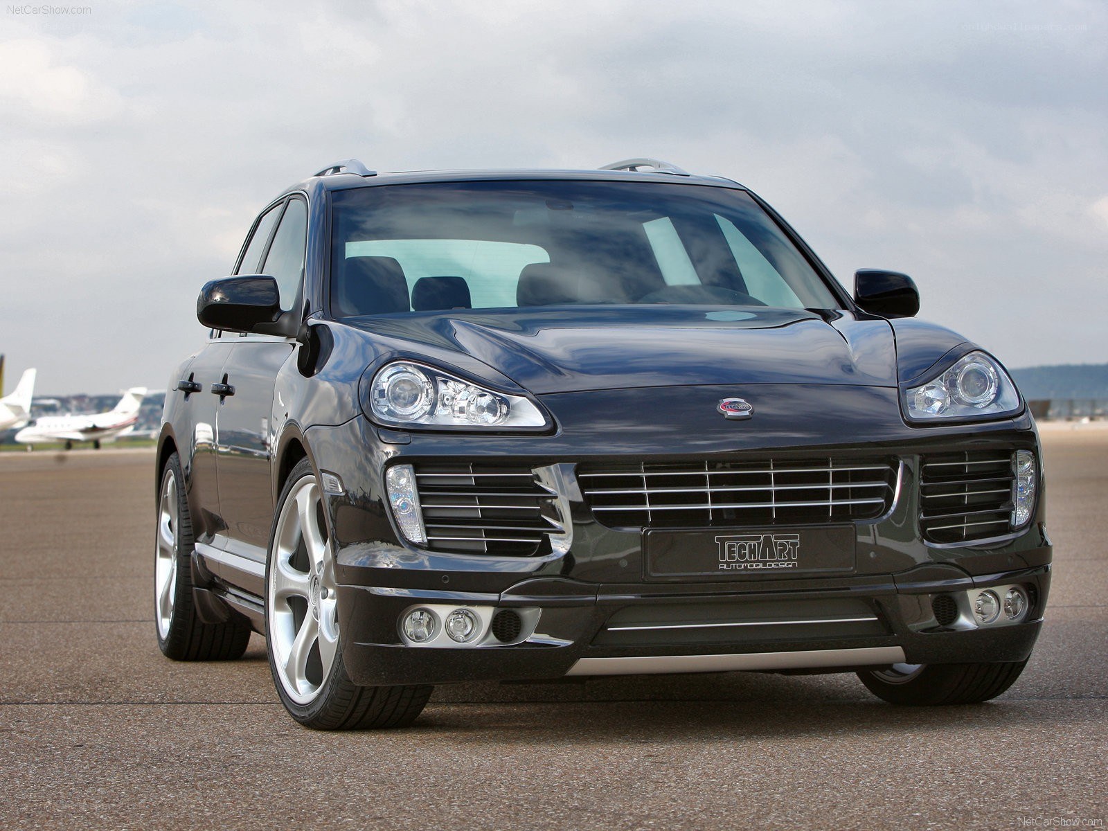 black porsche cayenne suv
