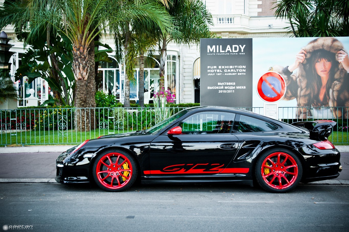 Black Porsche GT2 with red wheels