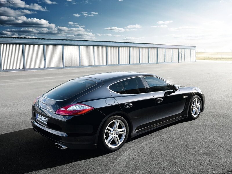 Black Porsche Panamera
