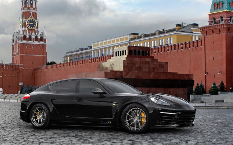 Black Porsche Panamera in Moscow
