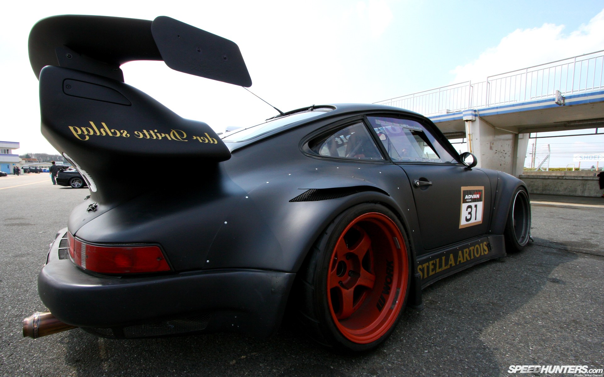 black porsche race car