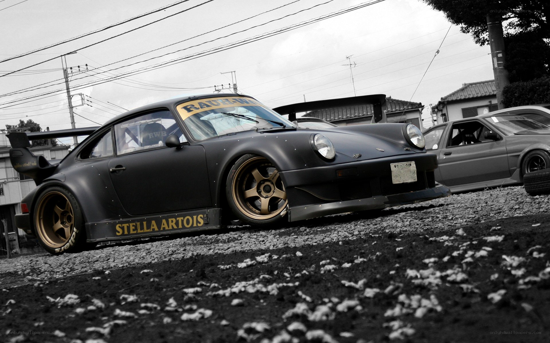 black porsche with gold wheels