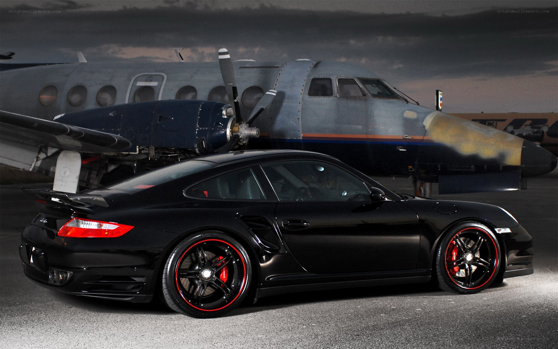 Black Porsche with red wheels