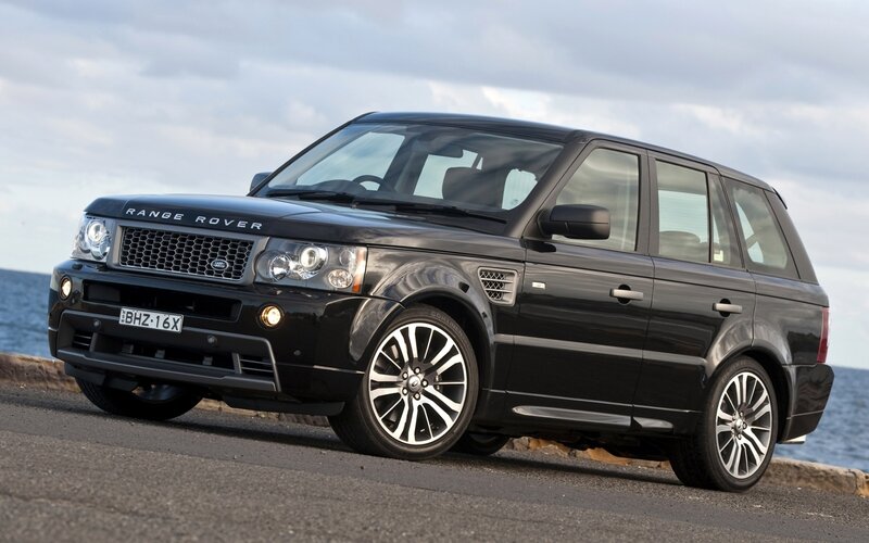 Black Range Rover by the sea
