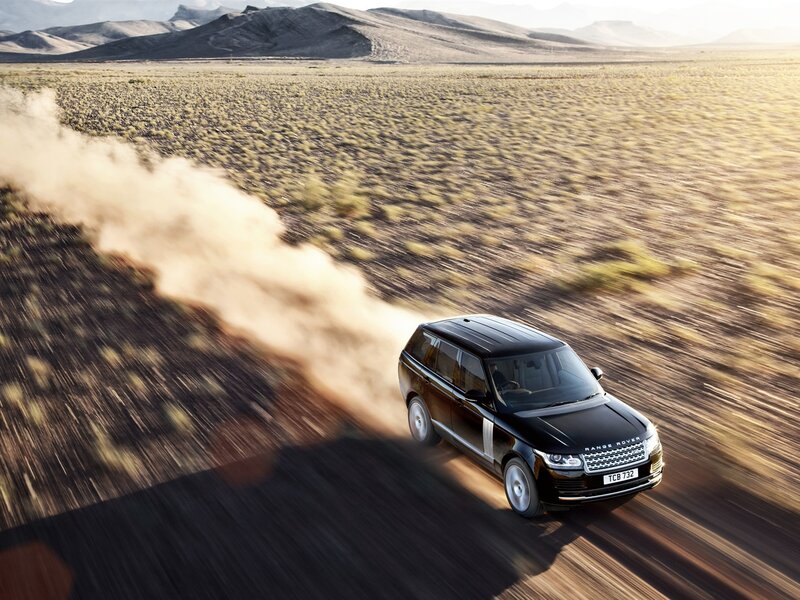 Black Range Rover — Dynamic