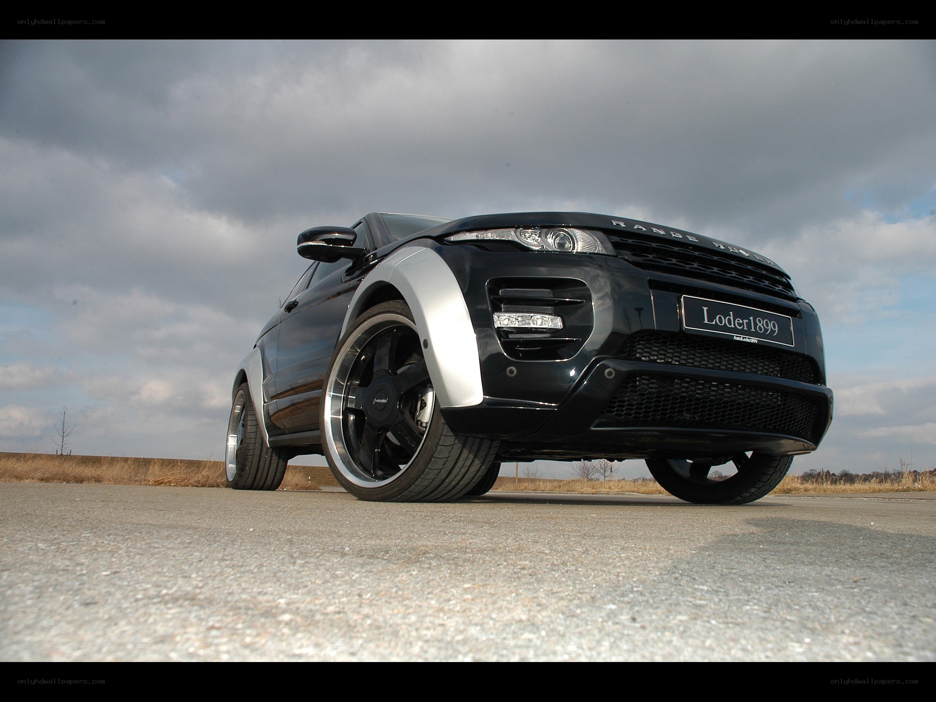 Black Range Rover Evoque