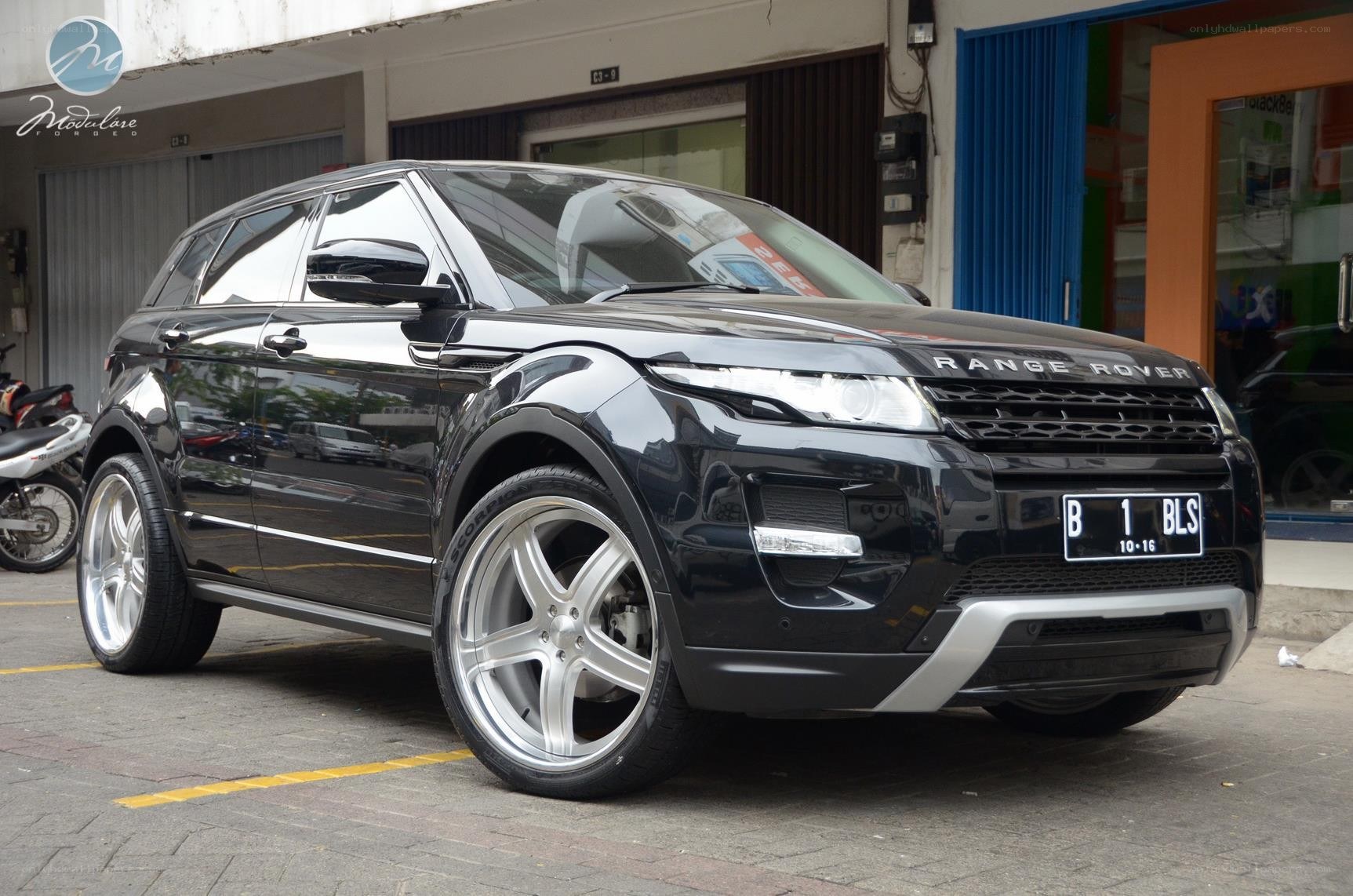 Black Range Rover Evoque
