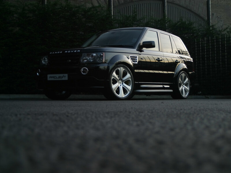 Black Range Rover parked at night