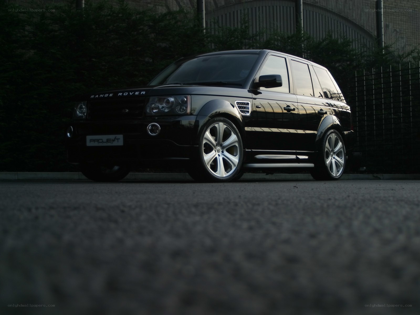 Black Range Rover parked at night