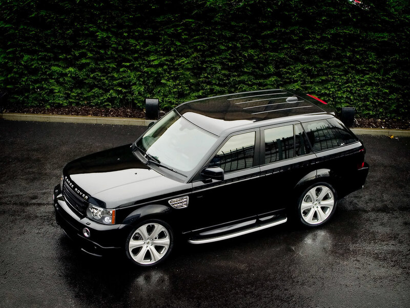 Black Range Rover Suv — Dramatic, Photograph, Hedge, Wet Pavement