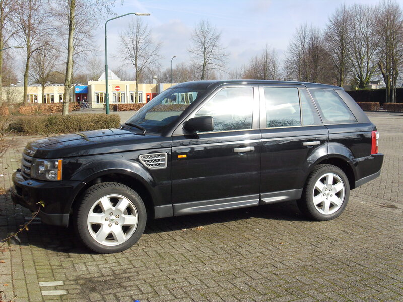 Black Range Rover Suv — Neutral, Winter