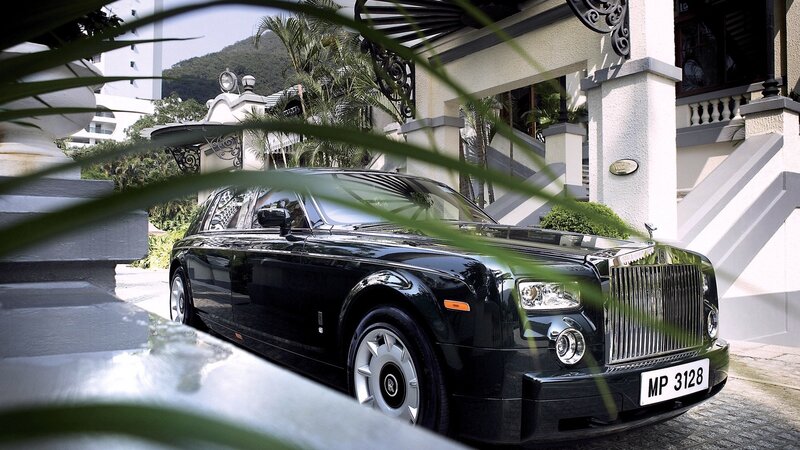 Black Rolls-Royce at luxury hotel