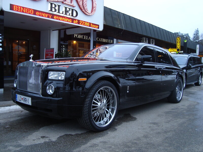 Black Rolls-Royce outside casino