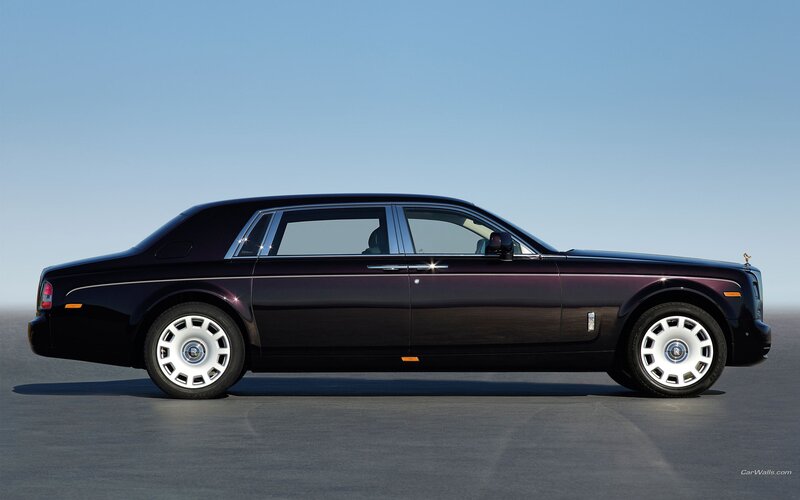 black rolls-royce phantom